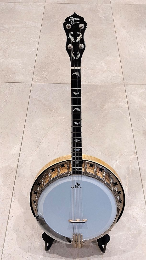 Clareen Oyster 17 fret tenor banjo